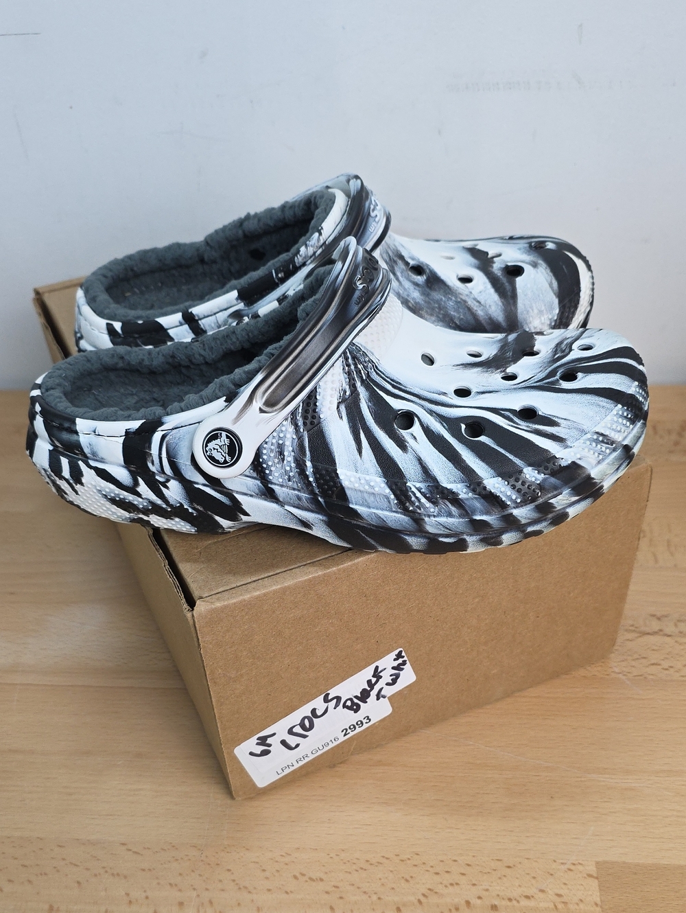 CROCS Black & White Swirl Fleece-Lined Clog Used Men 6, 1705
